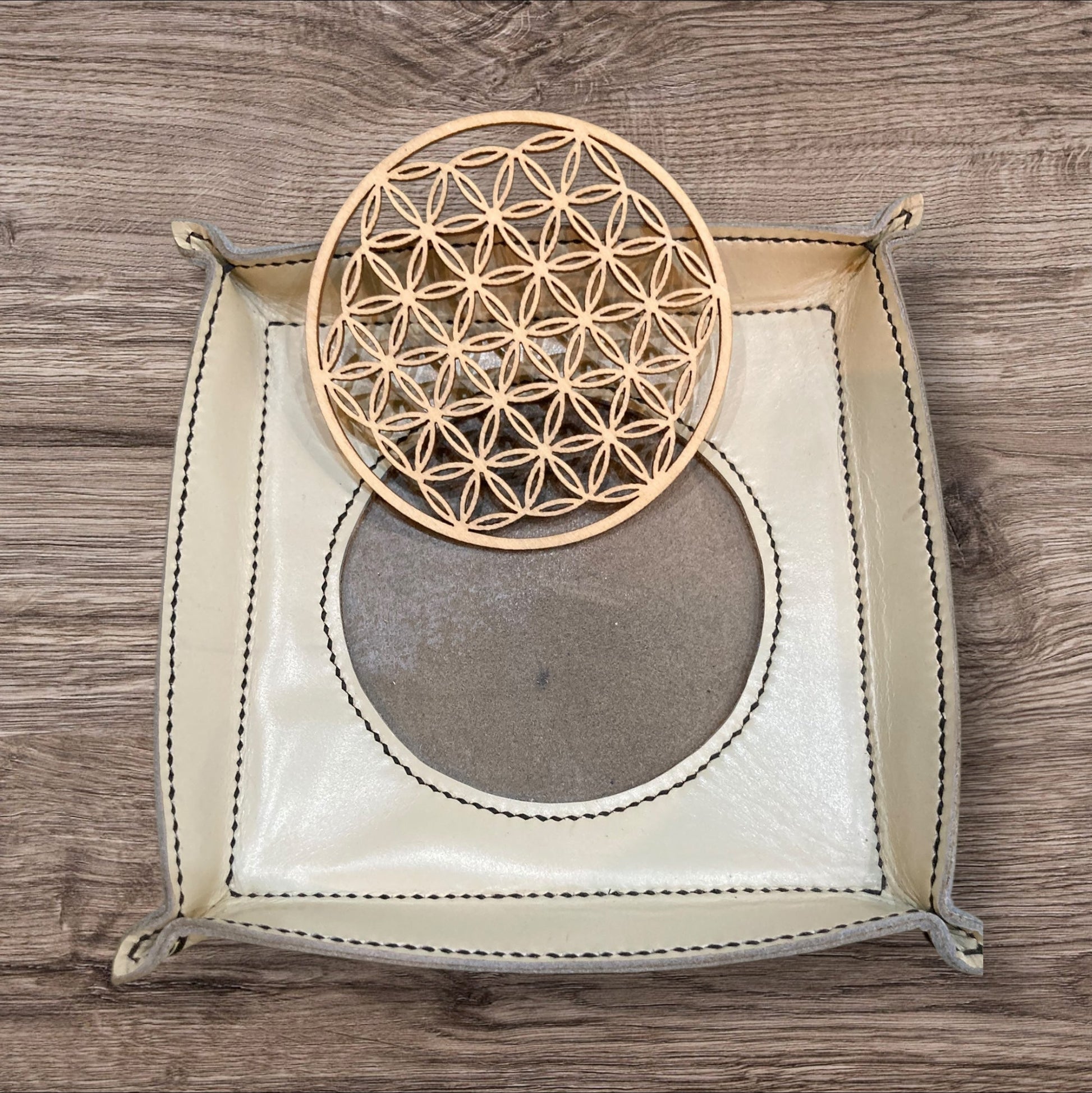 Élégant vide-poches en cuir et bois signé Eric Cuir, un élément décoratif et utile au quotidien.