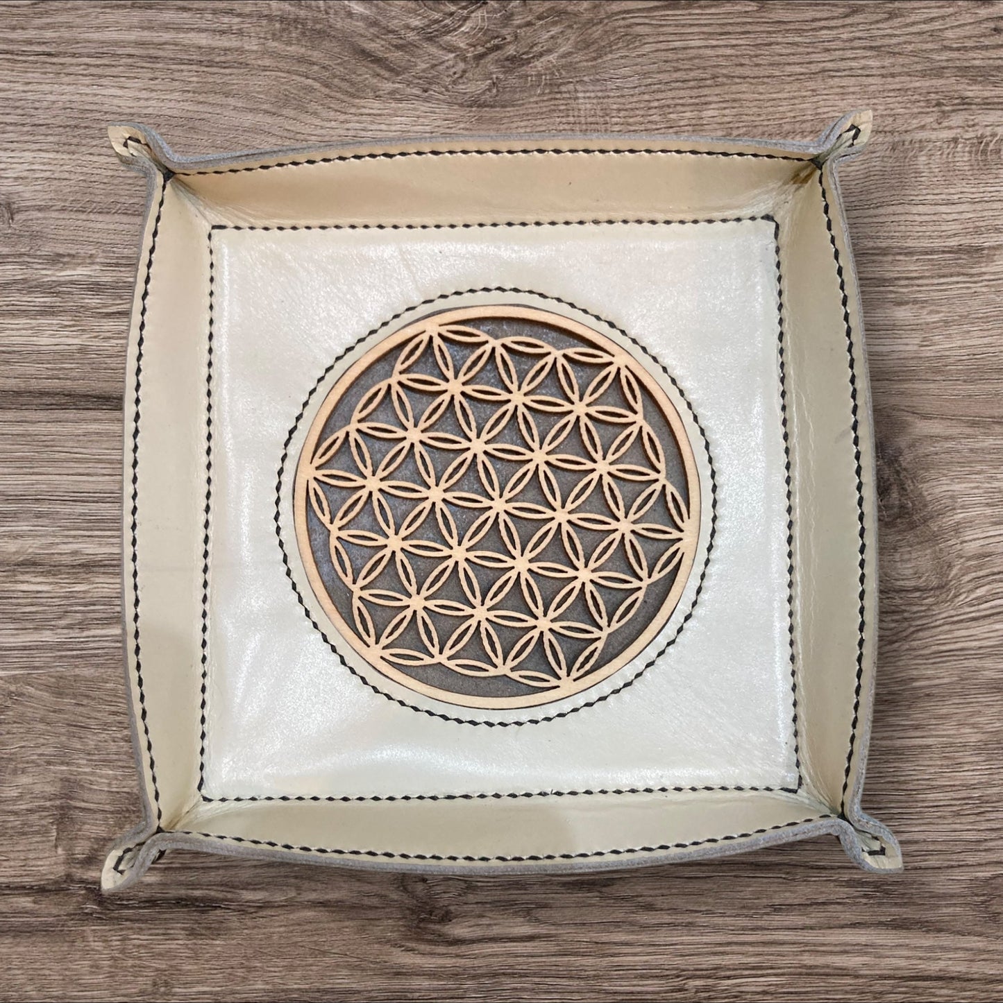 Charmant vide-poches en cuir et bois d'Eric Cuir, parfait pour apporter positivité et sérénité dans votre intérieur.