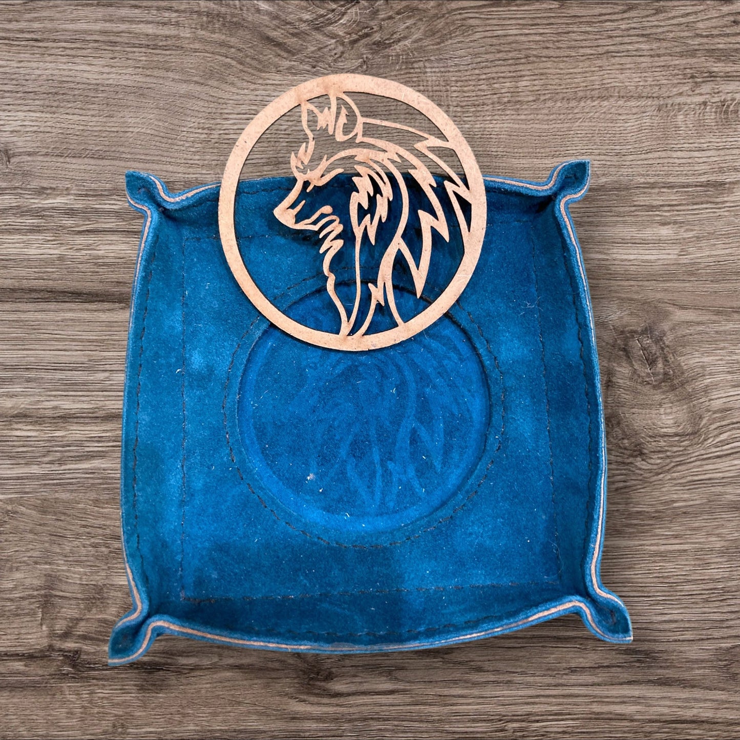 Vid-poche en cuir et bois de Eric Cuir, un accessoire chic pour accueillir vos objets du quotidien.