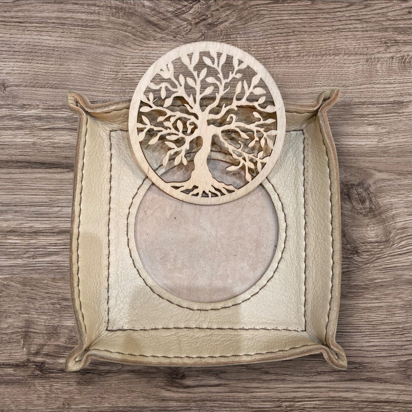 Vide-poches en cuir et bois d'Eric Cuir, un accessoire chic pour accueillir clés et bijoux, avec un médaillon symbolique Loup.