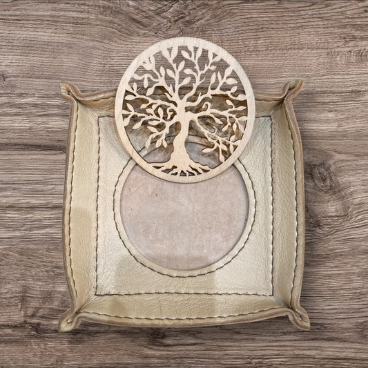 Vide-poches en cuir et bois d'Eric Cuir, un accessoire chic pour accueillir clés et bijoux, avec un médaillon symbolique Loup.