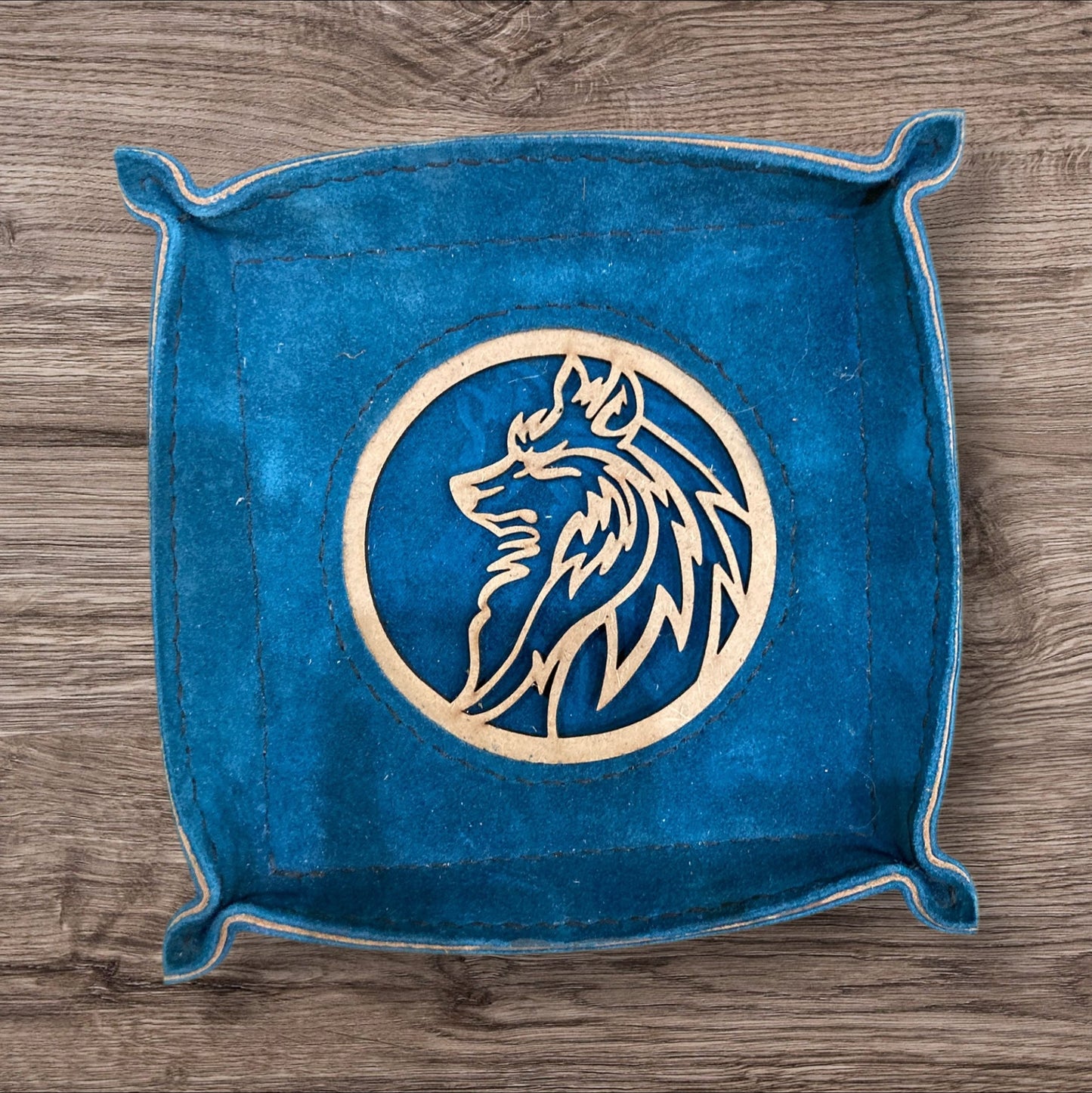 Vide-poches en cuir et bois réalisé par Eric Cuir, alliant élégance et symbolisme.