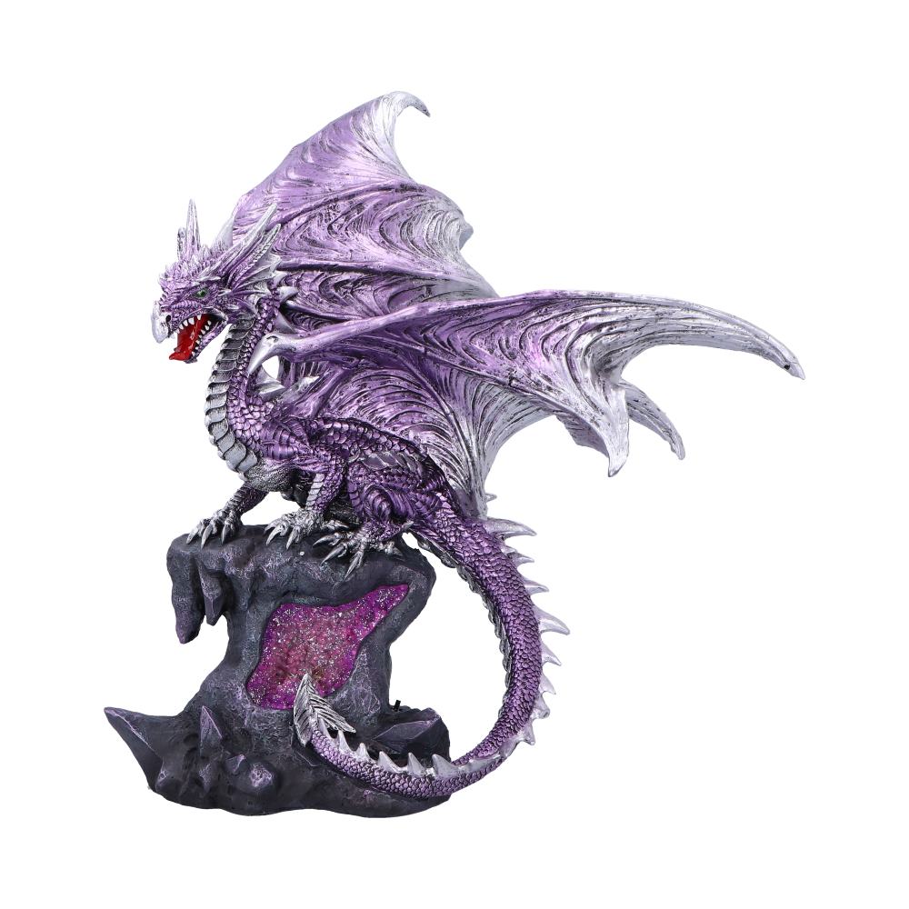 Figurine de dragon Viorel de 45 cm de la marque Nemesis Now, représentant un majestueux dragon violet avec des détails raffinés et un cœur de cristal scintillant, parfait pour les collectionneurs de fantasy.