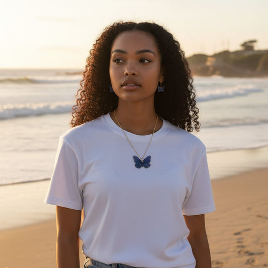 Collier pendentif Papillon bleu nuit, un bijou délicat fait main représentant un papillon élégant aux nuances étoilées.