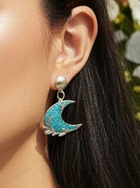 Paire de boucles d’oreilles pailletées - Lunes Azur Mystiques, artisanat en résine bleu azur scintillante mettant en valeur un design céleste, parfait pour ajouter une touche de mystique et de sophistication à votre style.