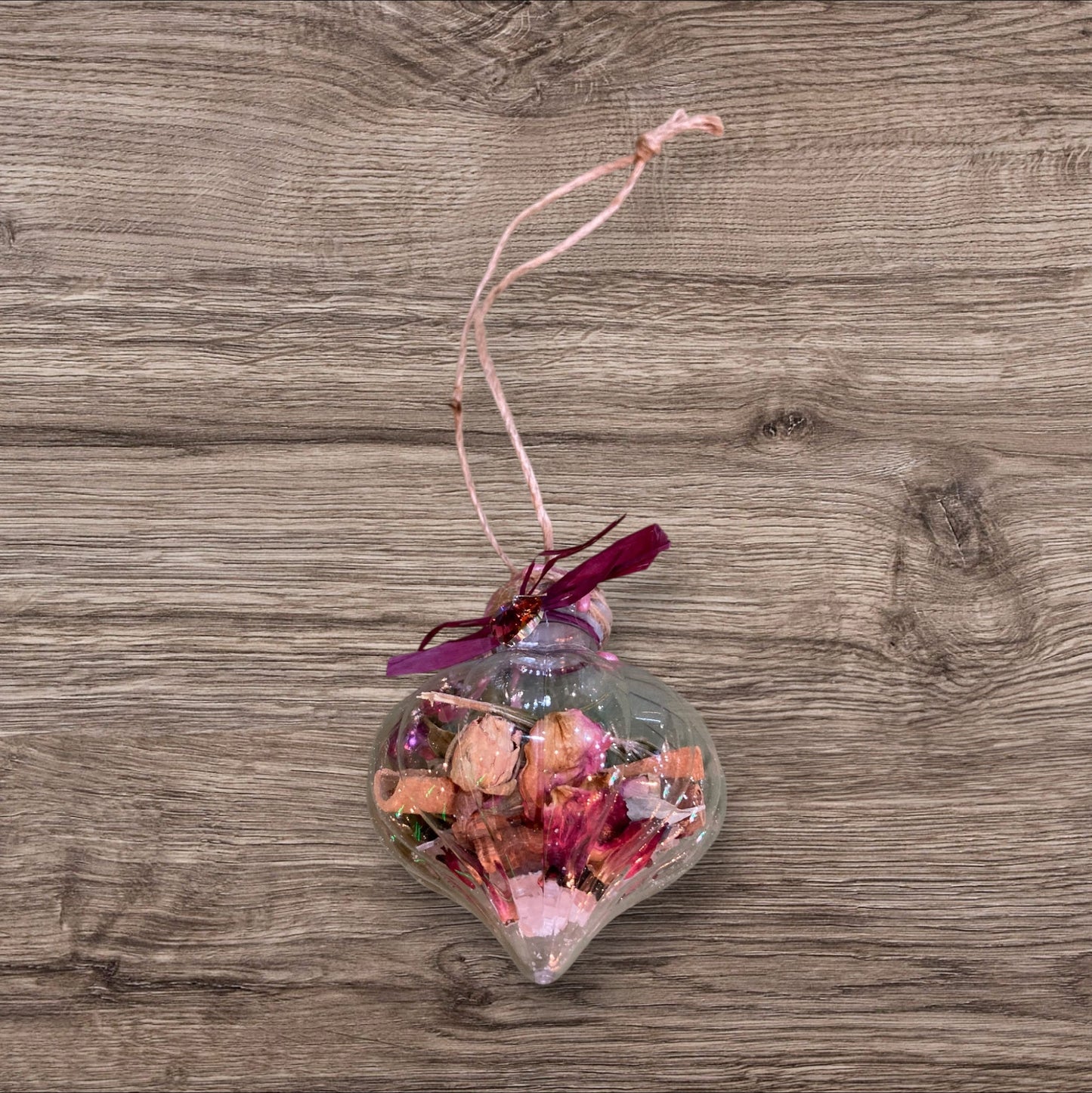 Witch ball de LhanisaCréa, un talisman de protection en verre soufflé artisanal, capturant les énergies négatives avec éclats lumineux.