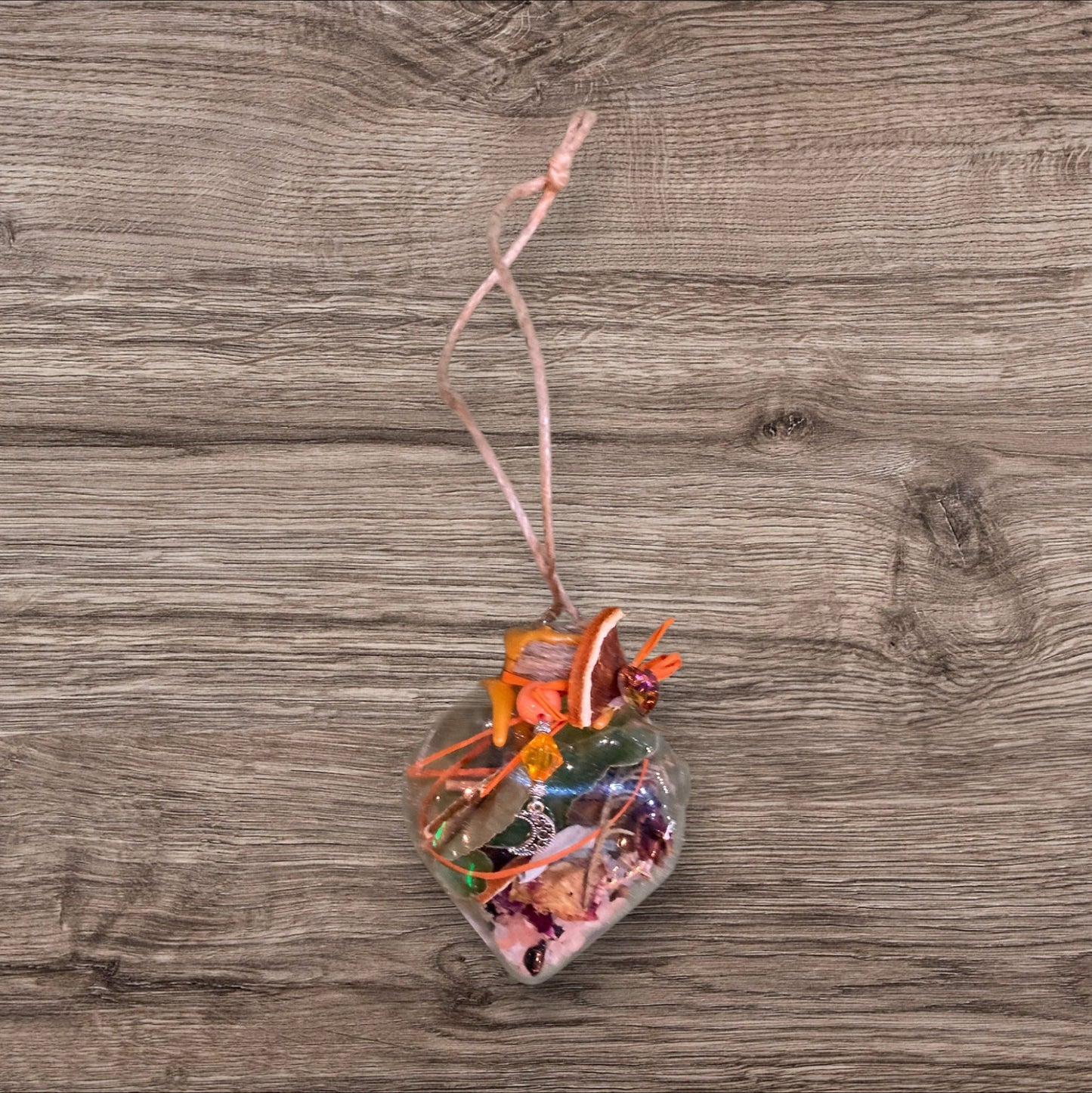 Witch Ball de LhanisaCréa, sphère en verre soufflé, idéale pour apporter lumière et sérénité dans votre maison tout en décorant votre espace.