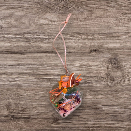 Witch Ball de LhanisaCréa, sphère en verre soufflé, idéale pour apporter lumière et sérénité dans votre maison tout en décorant votre espace.