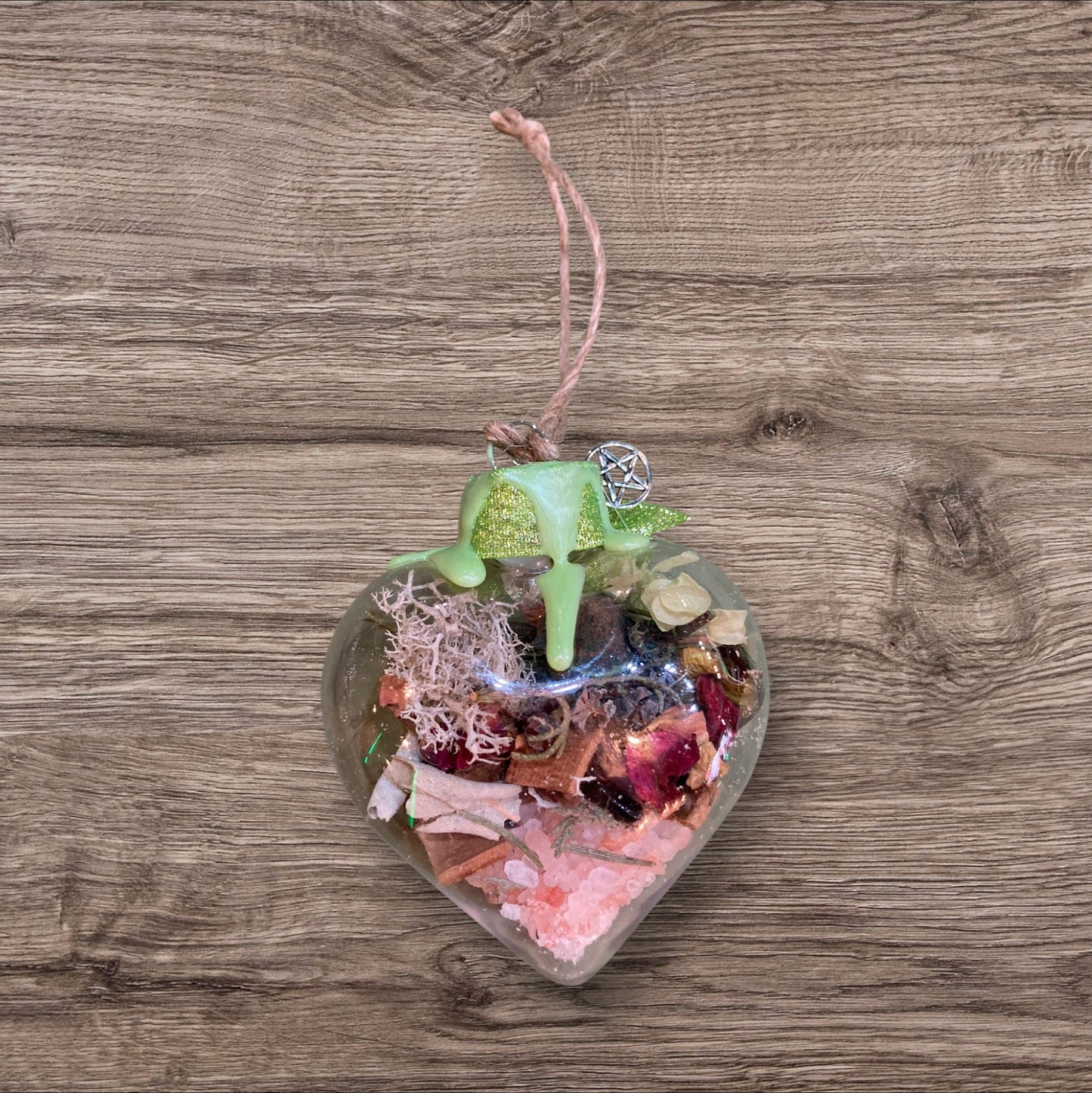 Witch ball de LhanisaCréa, sphère décorative en verre, diffusant lumière et énergie positive dans le foyer.