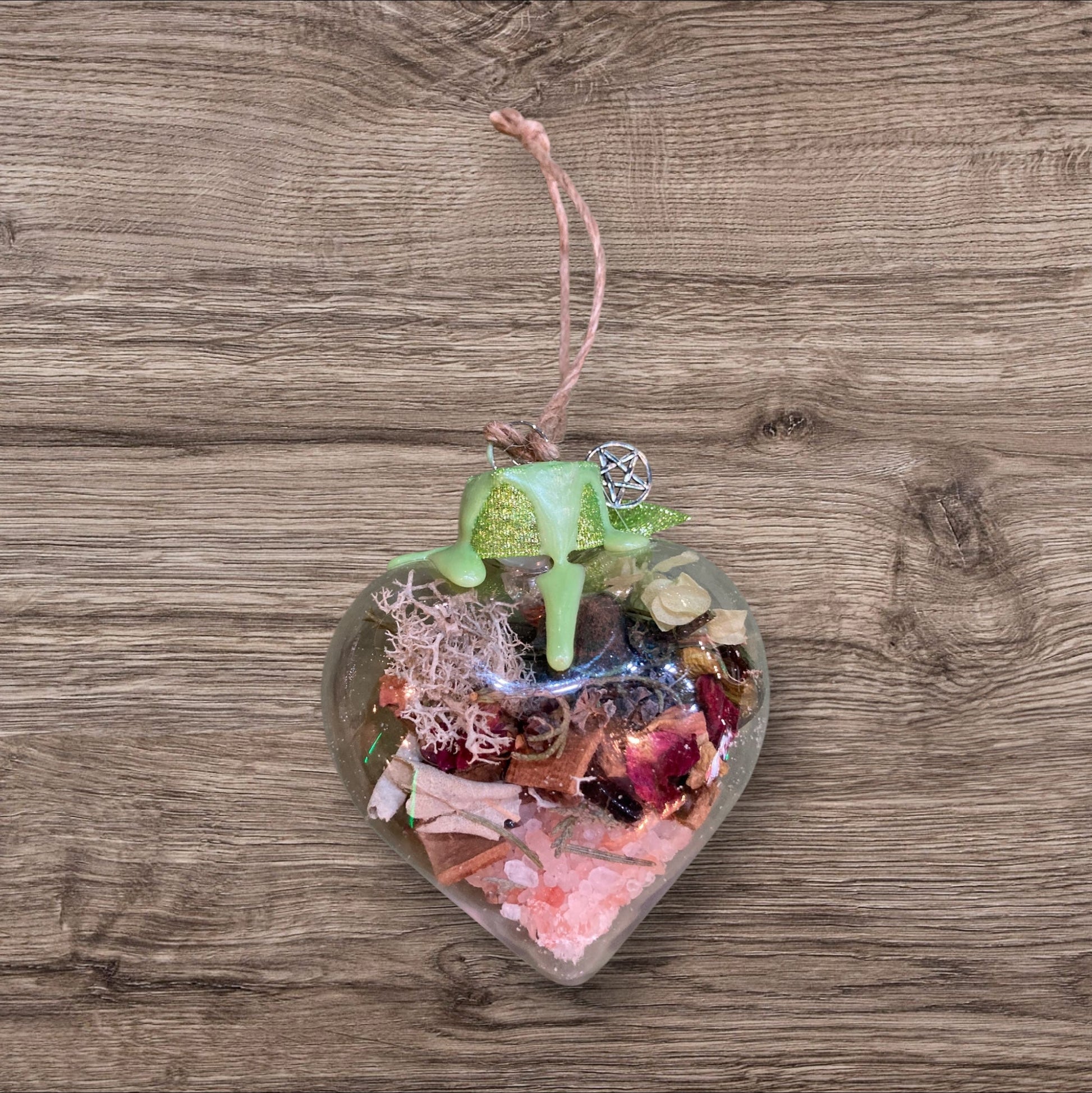 Witch ball de LhanisaCréa, sphère décorative en verre, diffusant lumière et énergie positive dans le foyer.