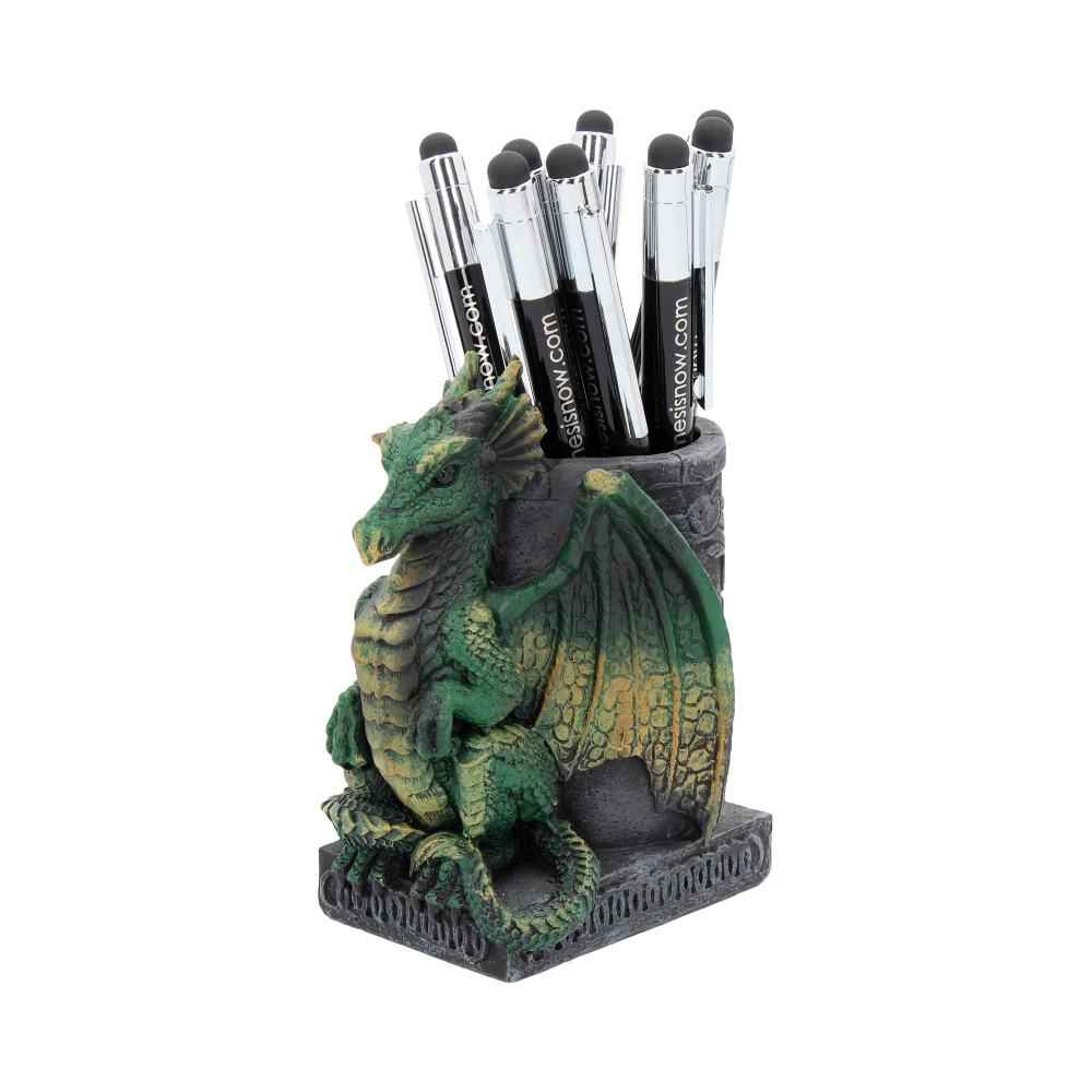 Pot à Stylo Dragon Wyrm de 10,6 cm par Nemesis Now, mettant en avant un majestueux dragon émeraude assis, ajoutant une touche mystique à votre bureau.