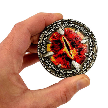 Vue latérale de la splendide pièce de luxe Le Seigneur des Anneaux : L'Œil de Sauron par AAA Merchandise Limited, soulignant ses finitions métalliques brillantes.