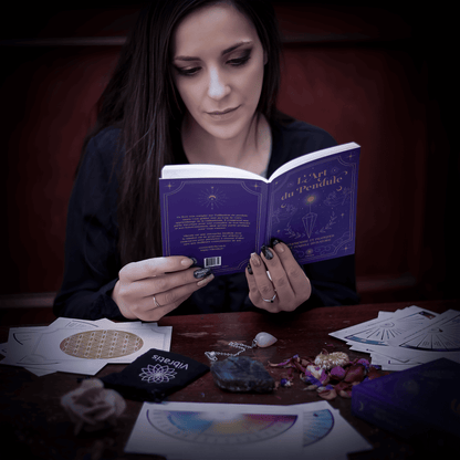 Les 19 planches de radiesthésie incluses dans le coffret art du pendule de Vibratis, pour explorer votre potentiel.