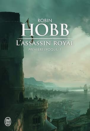 Couverture du livre 'L’Assassin Royal – Première Époque – Tome 1' avec une illustration fascinante représentant le jeune Fitz, personnage central de l'histoire, au sein d'un décor mystérieux évoquant la fantasy, les complots et l'ambition.