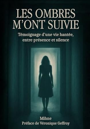 Portrait de l'autrice Mihne, créatrice de "Les ombres m’ont suivie: Témoignage d’une vie hantée, entre présence et silence", illustrant son univers mystérieux avec des miniatures poétiques.