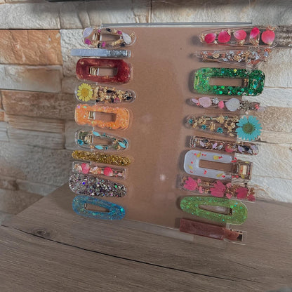 Zoom sur la barrette résine fleurs séchées, illustrant son design unique et scintillant, idéal pour embellir n'importe quelle coiffure.