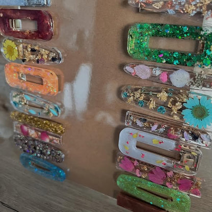 Barrette résine fleurs séchées de L'Atelier de Carou, mettant en valeur l'alliance d'élégance et de naturel avec des fleurs séchées et de la feuille d'or.