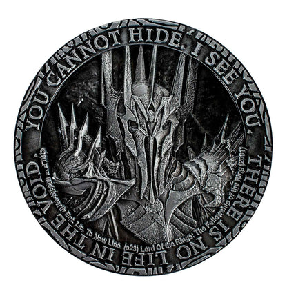 Zoom sur l'Œil de Sauron, emblème de vigilance, sur la pièce de luxe Le Seigneur des Anneaux publiée par AAA Merchandise Limited.
