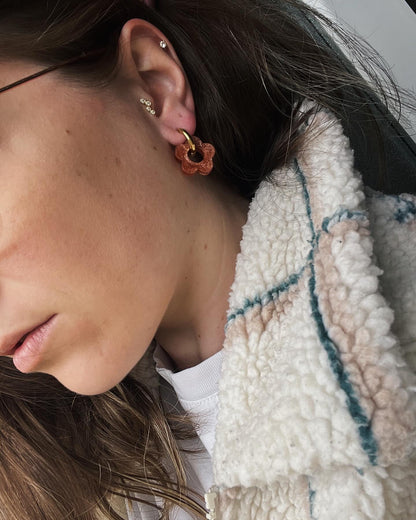 Boucles d’oreilles Bloomies – grandes, en acier inoxydable 316L, ornées de fleurs séchées et de paillettes pour un look bohème chic, parfaites pour sublimer votre style.