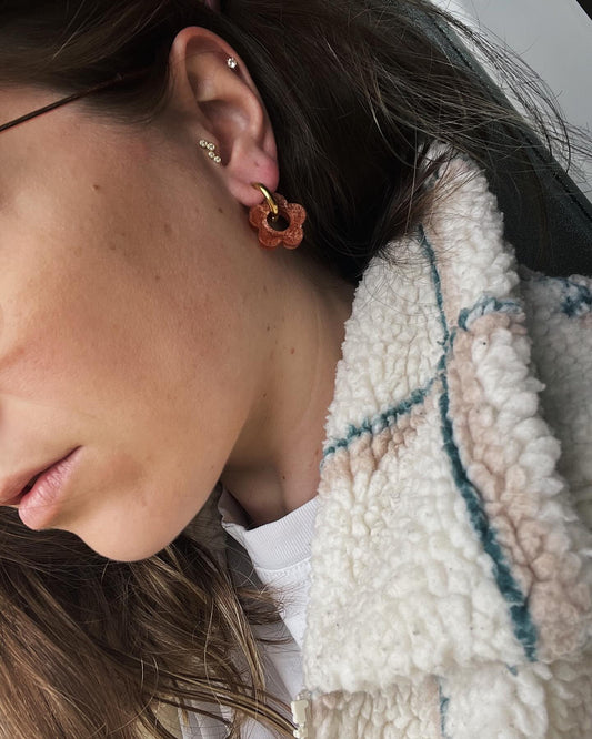 Boucles d’oreilles Bloomies – grandes, en acier inoxydable 316L, ornées de fleurs séchées et de paillettes pour un look bohème chic, parfaites pour sublimer votre style.