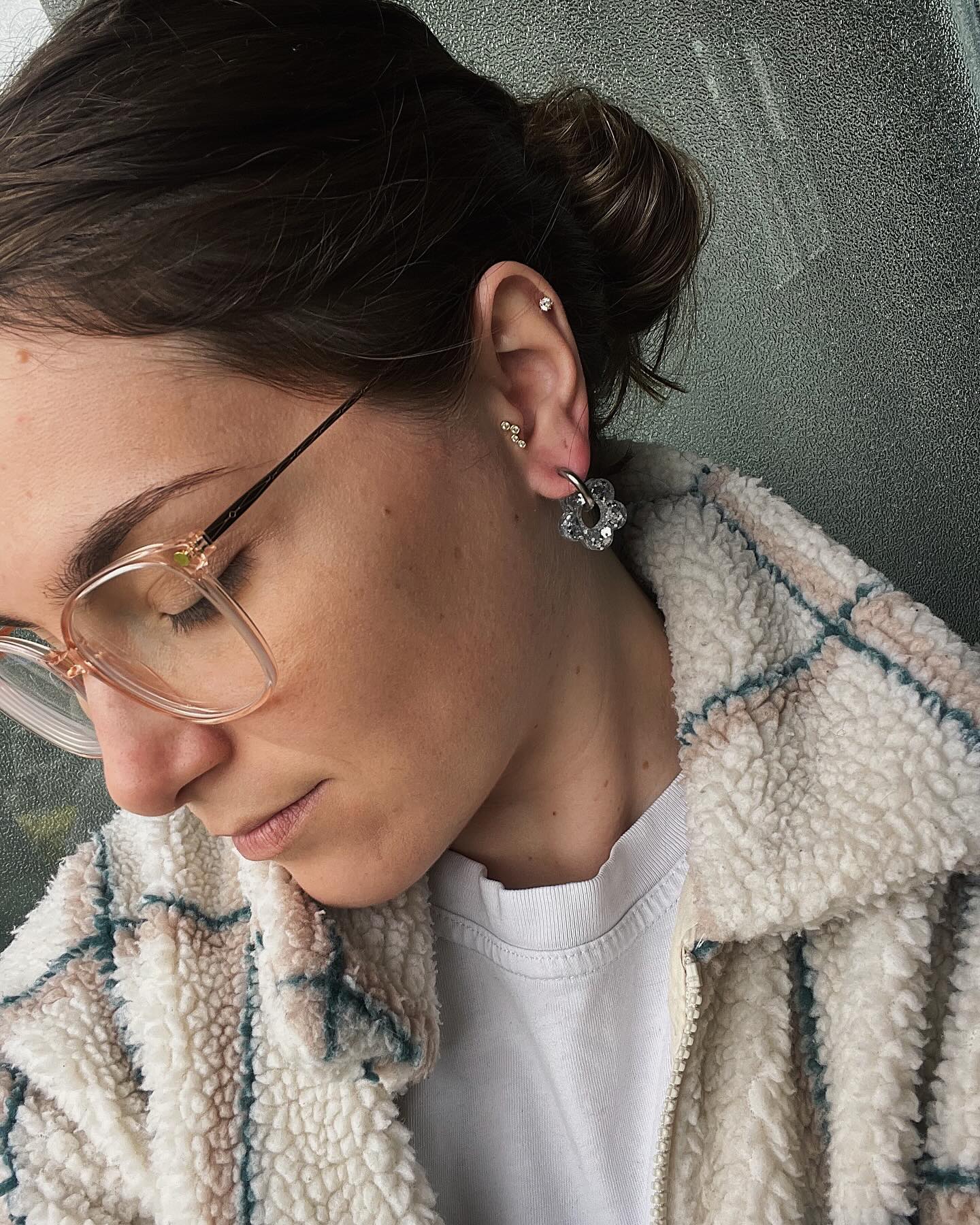 Boucles d’oreilles Bloomies – petites en acier inoxydable 316L, ornées de résine, paillettes, feuilles d’or et fleurs séchées, ajoutant une touche d’élégance et d’originalité à votre style.