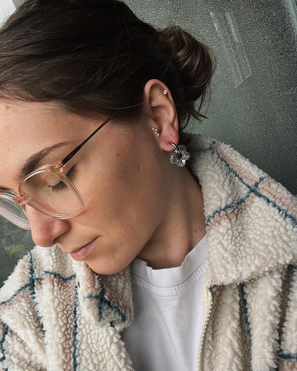 Boucles d’oreilles Bloomies – petites en acier inoxydable 316L, ornées de résine, paillettes, feuilles d’or et fleurs séchées, ajoutant une touche d’élégance et d’originalité à votre style.