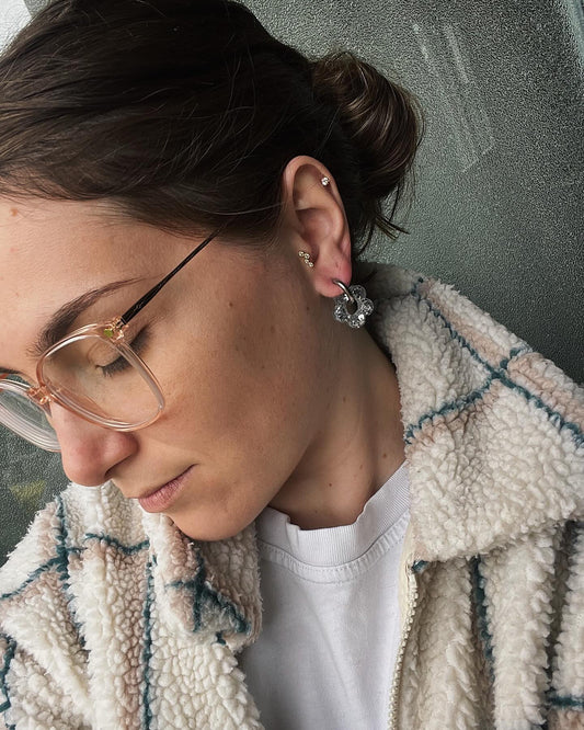 Boucles d’oreilles Bloomies – petites en acier inoxydable 316L, ornées de résine, paillettes, feuilles d’or et fleurs séchées, ajoutant une touche d’élégance et d’originalité à votre style.