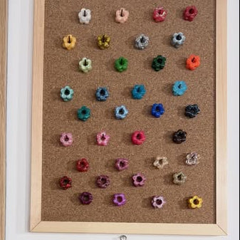 Fleurs interchangeables Bloomies - grandes de L'Atelier de Carou, mettant en avant leur design élégant et coloré, parfaits pour personnaliser vos créoles selon l'occasion.