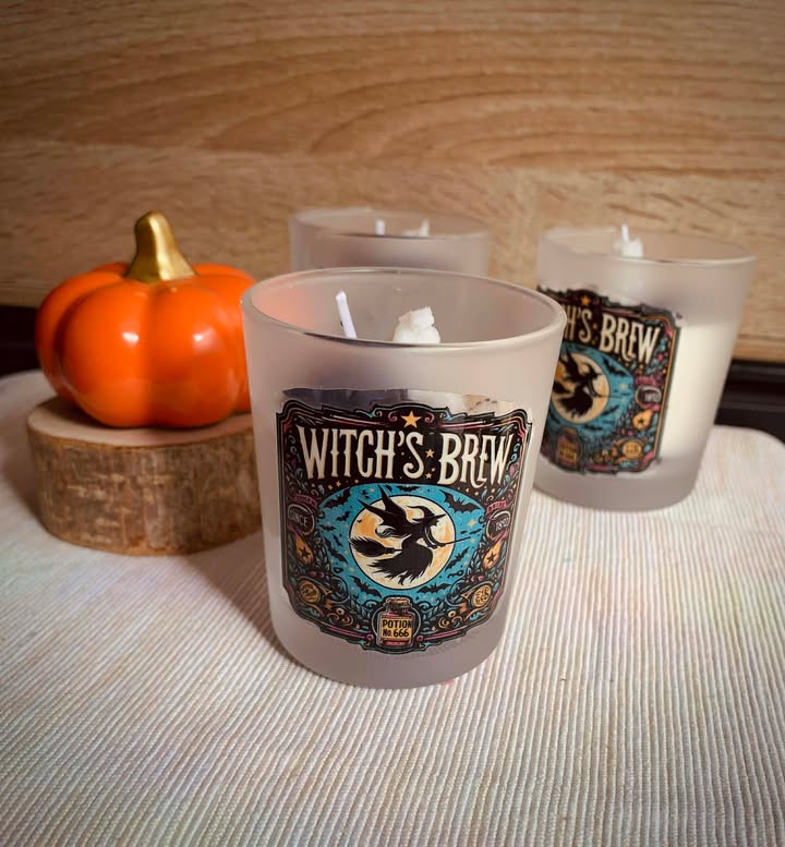Bougie Witch Brew artisanale de Jessica Deelyah avec inclusions Halloween et paillettes, créant une ambiance magique.