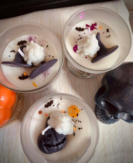 Détails de la Bougie Witch Brew mettant en avant son parfum gourmand inspiré de la saison Spooky, idéale pour Halloween.