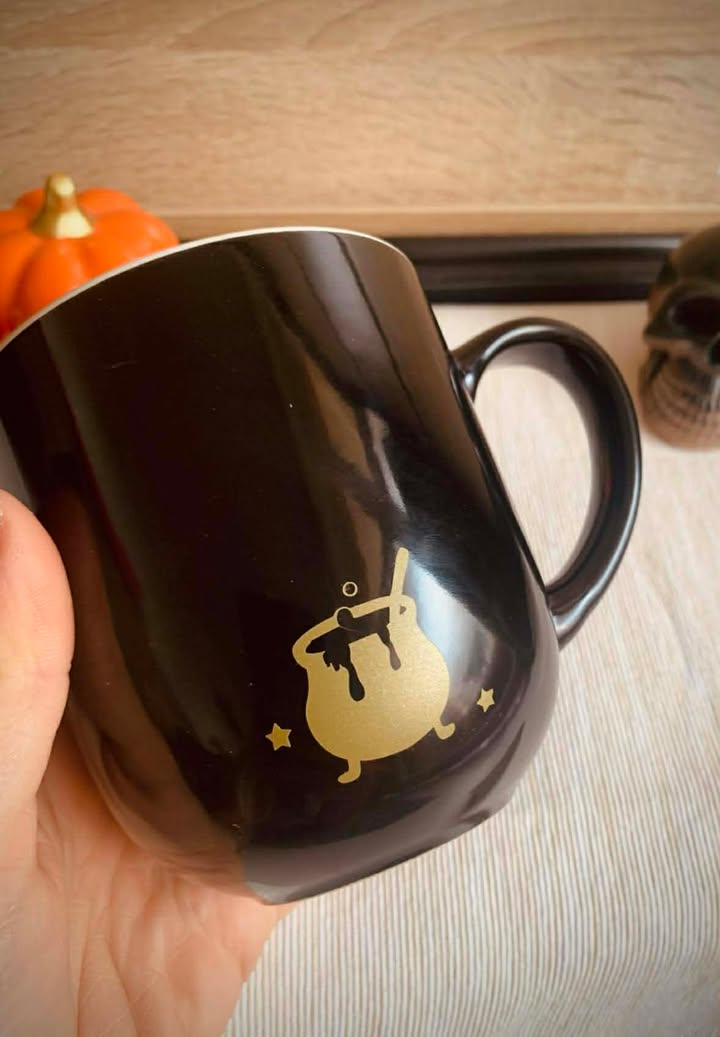 Tasse chaudron doré witchy remplie d'une boisson chaude, mettant en avant son ambiance cocooning et magique.