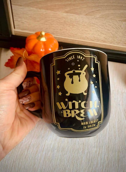 Tasse chaudron doré witchy de Jessica Deelyah - Un design envoûtant qui ajoute une touche de magie à vos boissons favorites.
