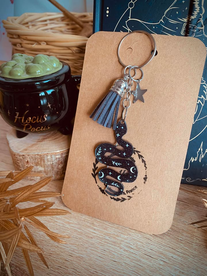 Porte-clés Serpent mystique orné de motifs lunaires et étoilés, fabriqué en acrylique durable, présenté en plein écran.