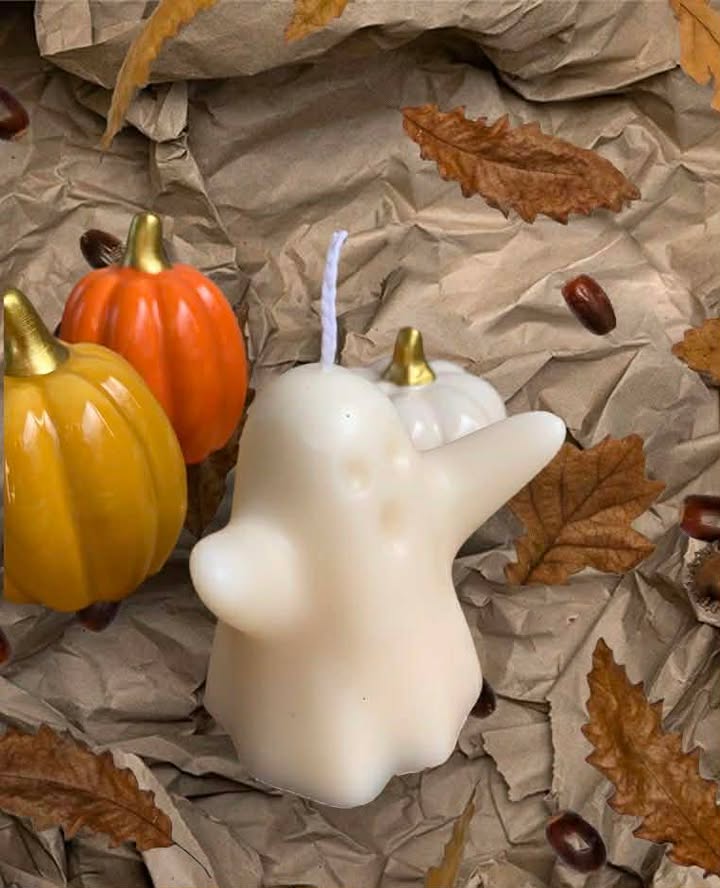 Bougie Fantôme de Jessica Deelyah, une création artisanale captivante en cire de soja bio, idéale pour Halloween, diffusant une douce odeur de vanille, ajoutant mystère et charme à votre décoration.