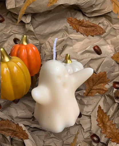 Bougie Fantôme de Jessica Deelyah, une création artisanale captivante en cire de soja bio, idéale pour Halloween, diffusant une douce odeur de vanille, ajoutant mystère et charme à votre décoration.
