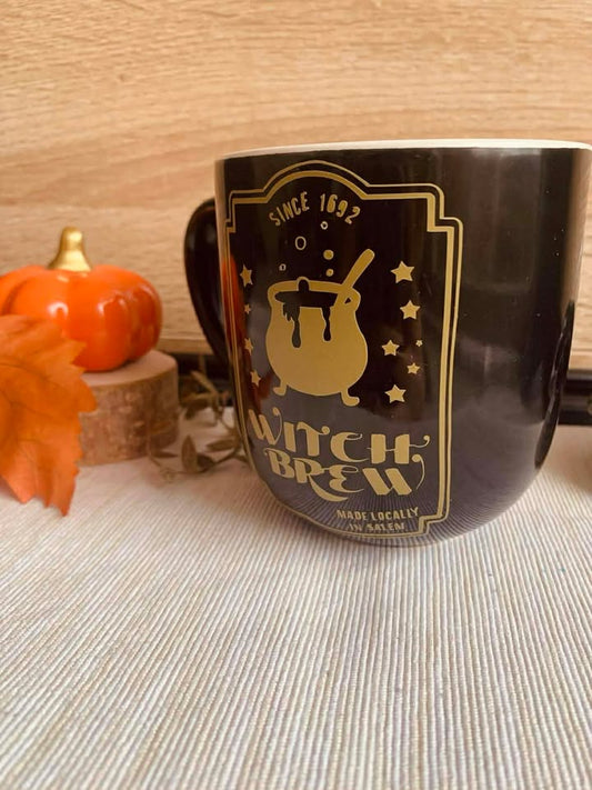 Détails artisanaux de la tasse chaudron doré witchy, présentant son transfert de décor à la main et son charme unique.
