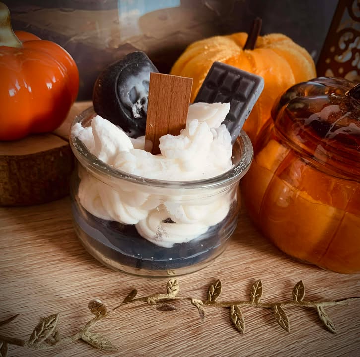Bougie Faucheuse Bain Gourmand, une décoration olfactive évocatrice de la saison d'Halloween avec des notes de tarte citrouille.
