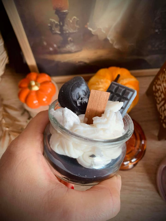 Bougie Faucheuse Bain Gourmand de Jessica Deelyah, une création artisanale à la vanille sucrée et caramel, parfaite pour l'automne.