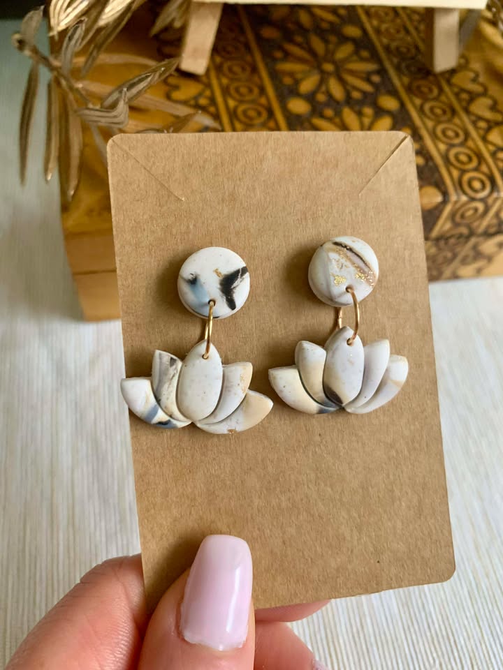 Présentation élégante des Boucles d’oreilles Lotus, un bijou artisanal alliant confort et durabilité, parfait pour le quotidien.