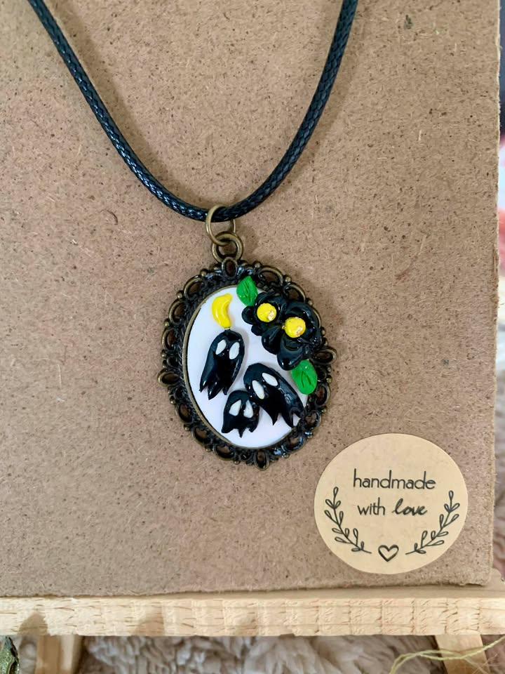 Cordon réglable du Collier Fantômes Baroque, idéal pour un ajustement parfait, produit artisanal de Jessica Deelyah, à porter lors d'occasions spéciales.