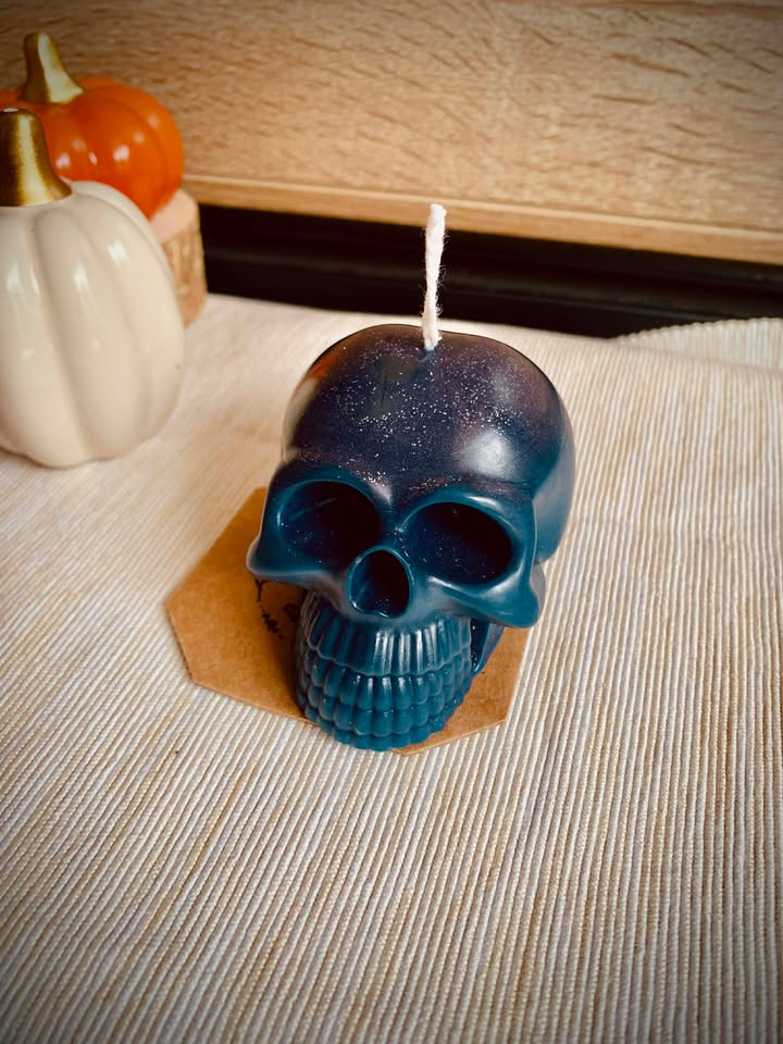 Bougie Skull en forme de tête de mort, artisanale par Jessica Deelyah, diffuse un parfum envoûtant de caramel beurre salé.