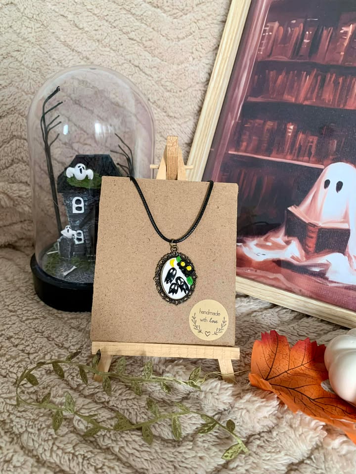 Collier Fantômes Baroque en argile polymère de haute qualité, pièce unique de Jessica Deelyah, design mystérieux avec médaillon sculpté, parfait pour les soirées.