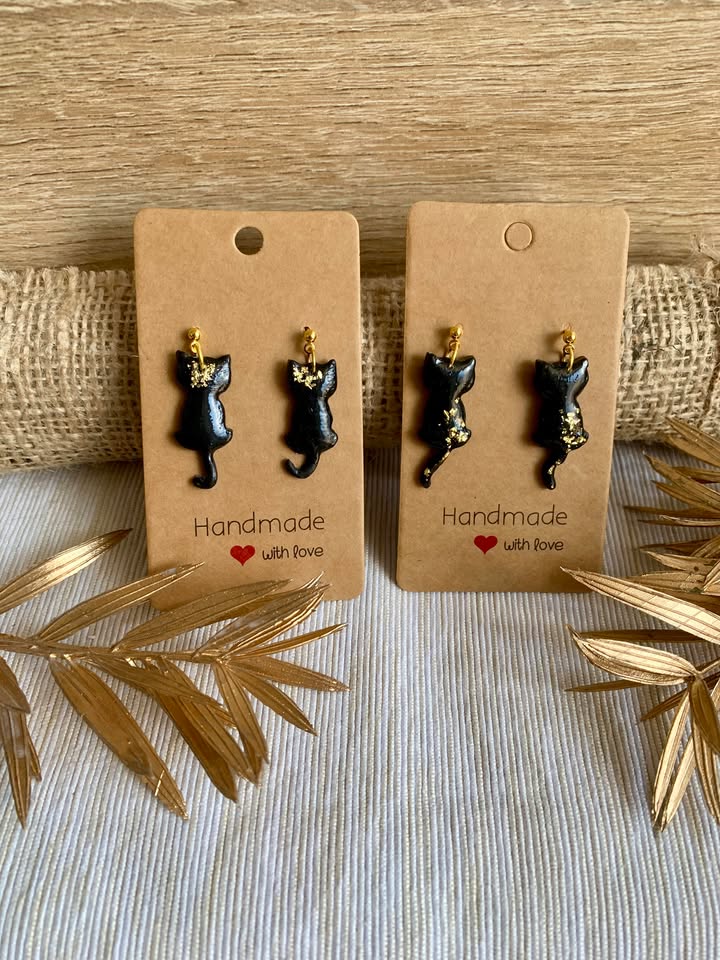 Boucles d’oreilles Diablo le chat - Un bijou unique en argile polymère et acier inoxydable, représentant un chat nocturne, idéal pour ajouter une touche de fantaisie à votre style.