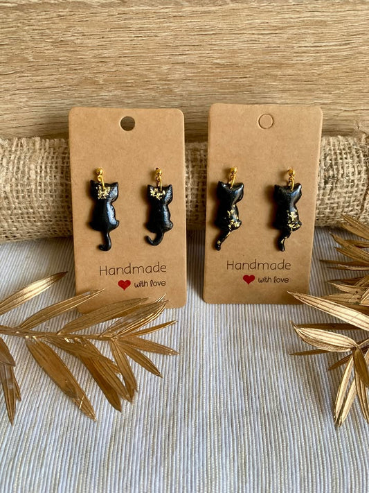 Boucles d’oreilles Diablo le chat - Un bijou unique en argile polymère et acier inoxydable, représentant un chat nocturne, idéal pour ajouter une touche de fantaisie à votre style.
