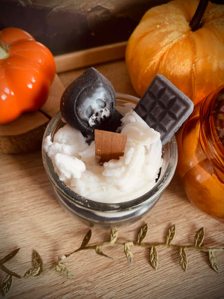 Bougie Faucheuse Bain Gourmand, conçue en cire végétale de soja; Une touche chaleureuse pour vos soirées cosy.