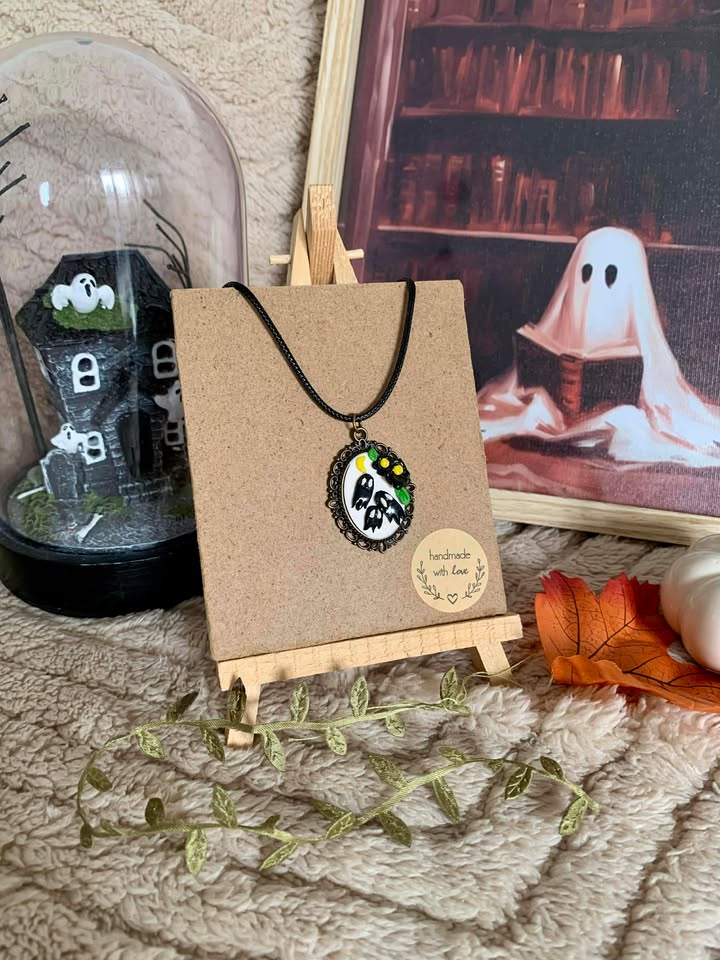 Collier Fantômes Baroque avec écrin cadeau, une pièce unique de l'artisane Jessica Deelyah, ajout parfait pour un look mystérieux et envoûtant.