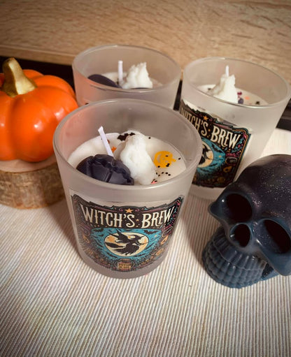 Bougie Witch Brew dans un élégant design en cire végétale de soja, parfaite comme idée cadeau mystérieuse.
