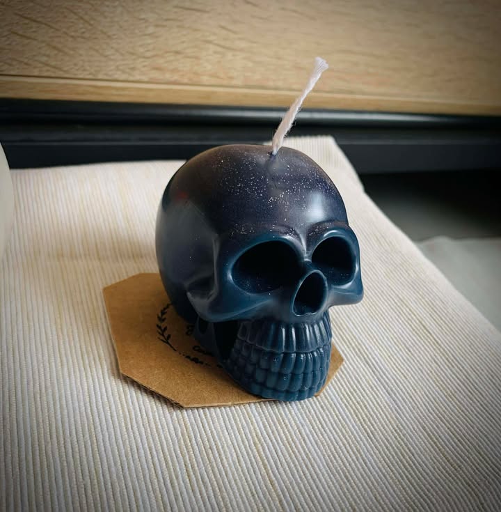 Bougie Skull, création unique qui allie design fascinant et fragrances gourmandes pour embellir votre intérieur.