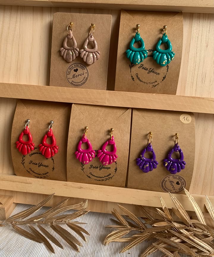 Boucles d’oreilles Natacha de Jessica Deelyah, fabriquees en argile polymère et acier inoxydable, avec une finition raffinée ornée de délicates feuilles d'or, alliant élégance et résistance pour tous les styles et toutes les saisons.