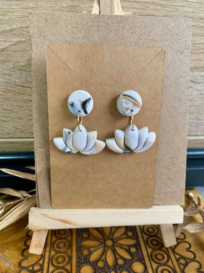 Détails délicats des Boucles d’oreilles Lotus, un design zen en laque et argile polymère pour un style raffiné.